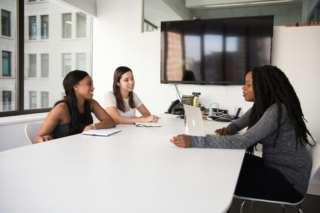 trois femmes assises à table